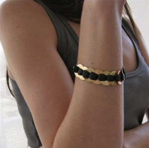 oval-discs-leather-bracelet-gold-black-model